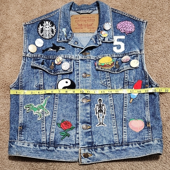 Vintage Men's Levi's Button Denim Blue Jean Vest 90's Era Patches Pins M Medium - Picture 7 of 11